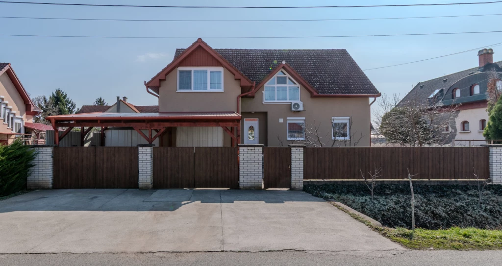 Kétgenerációs családi ház eladó Debrecen, Boldogfalvikertben