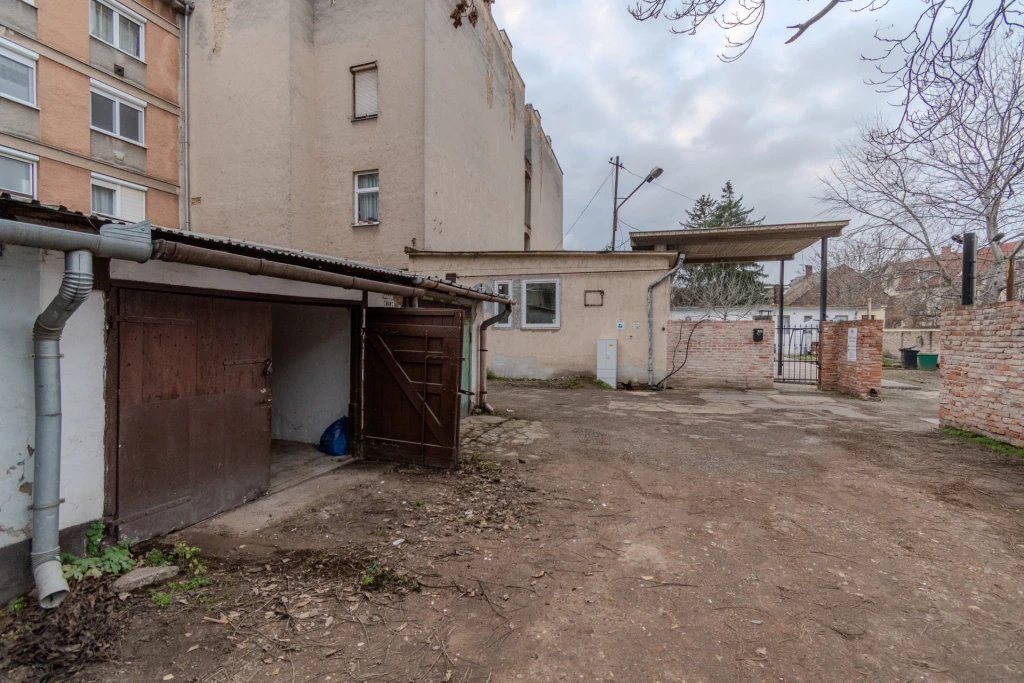 Kiadó garázs Debrecen Piac utca