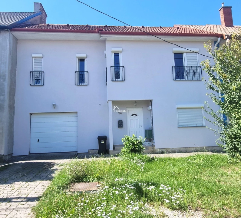 Eladó sorház, Rajka