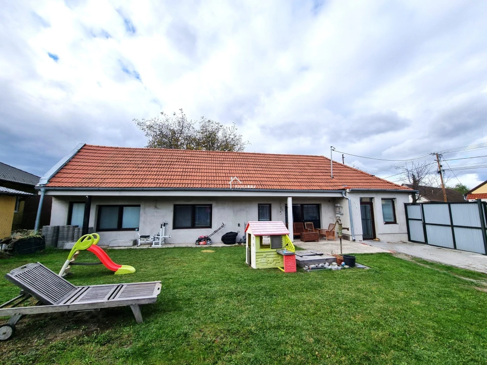 Eladó családi ház, Rajka