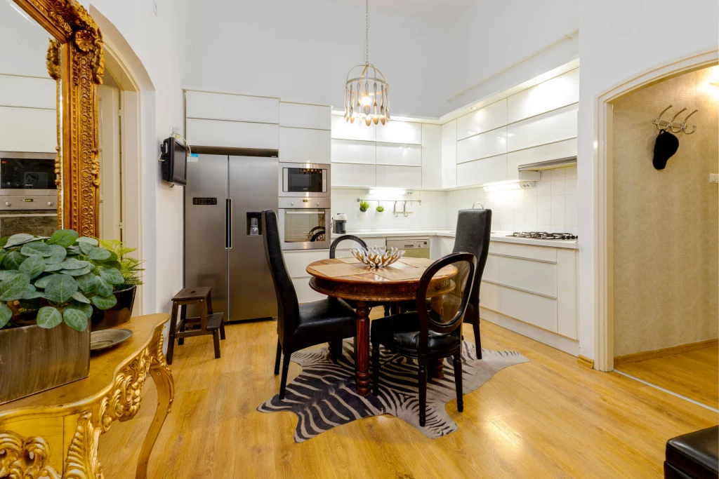 VI. kerület Zichy Jenő utcában emeleti, két külön nyíló szobás lakás kiadó!