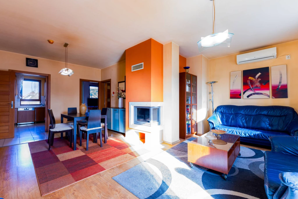 Csömör Majorszegidűlőn, M0-n belül  146 m2-es, 4 szobás önálló családi ház parkosított kerttel, szaunával, filagóriával, kemencével, garázzsal eladó. Akár két generációssá is alakítható.