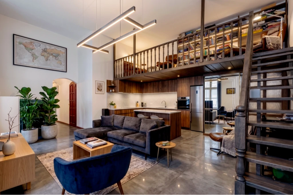 József körúton felújítandó, kettébontható emeleti lakás autóbeállóval