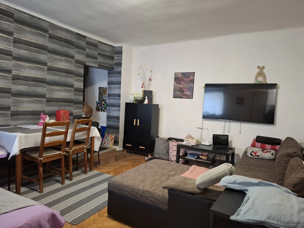 Budaörs szívében, mégis csendes helyen kis lakás kis kerttel eladó!