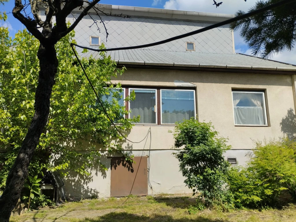 Martonvásáron telek áron elérhető egy 176 nm-es felújítandó családi ház