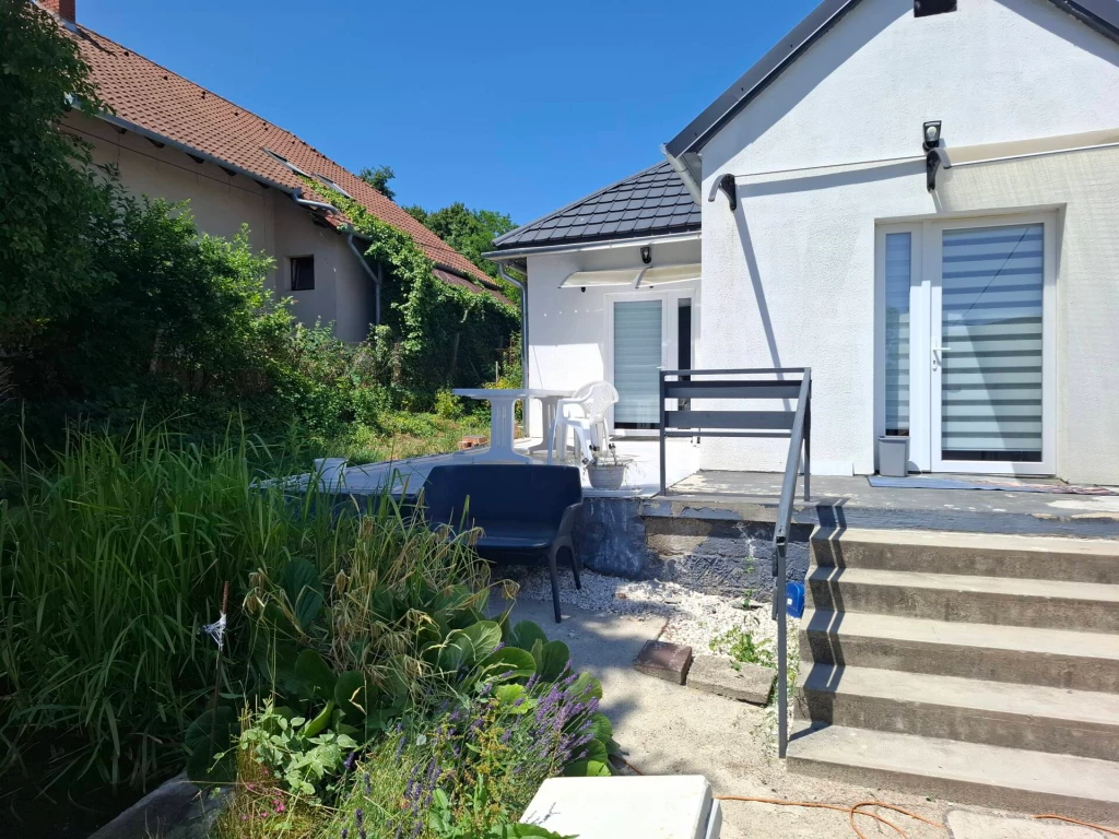 Érden két generáció, külön házban, nagy telken eladó!