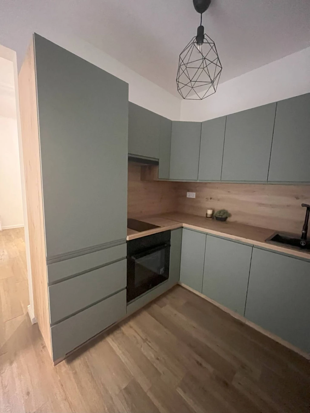 TELJESEN FELÚJÍTOTT, gépesített kis garzon a 6. kerület szívében!