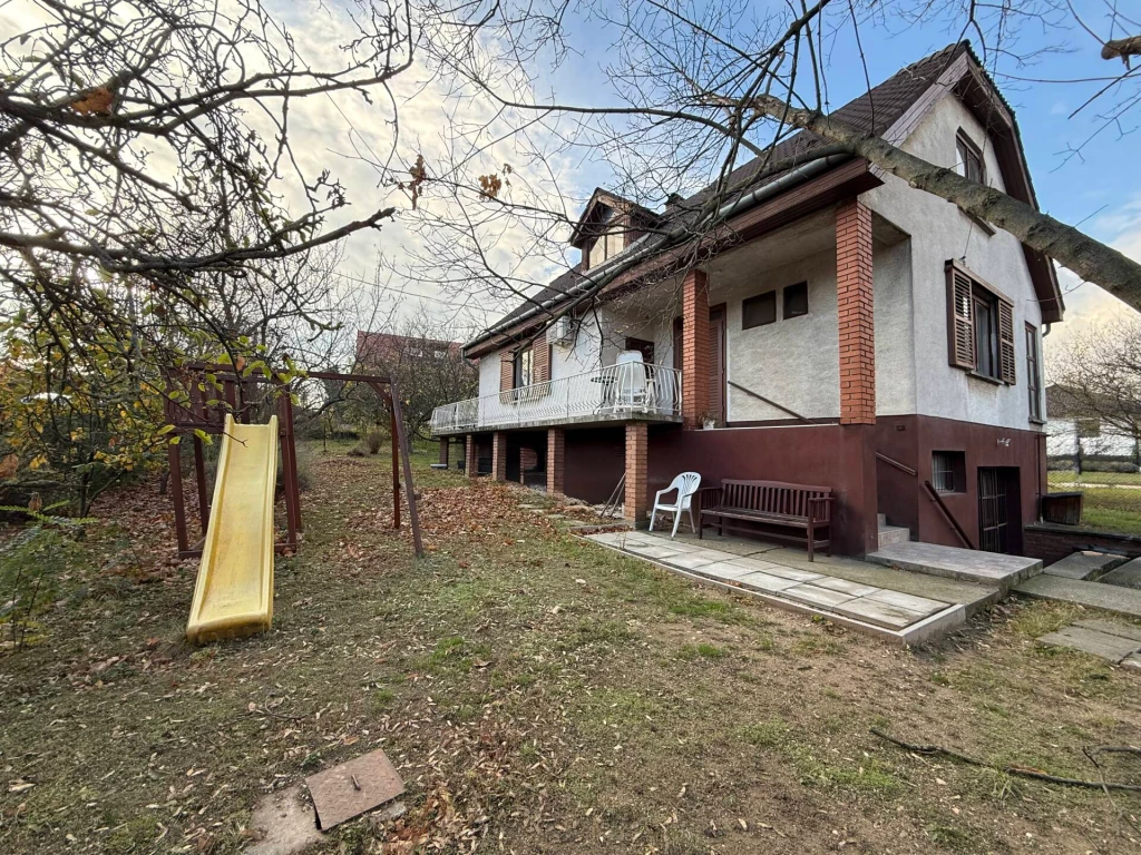 Tágas családi ház eladó, saroktelken!