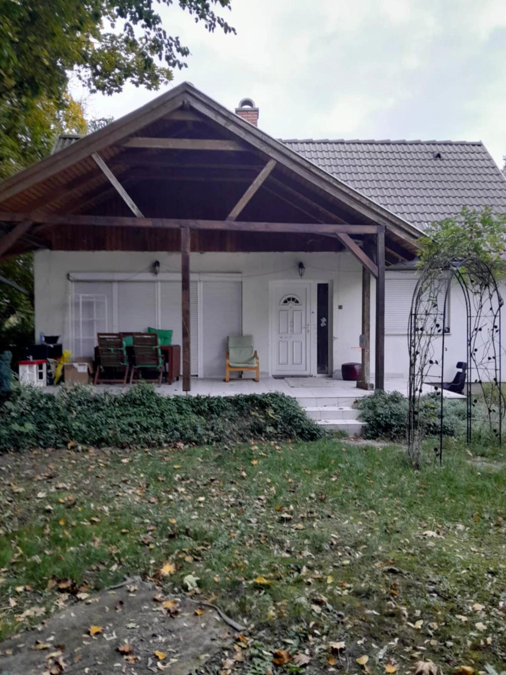 Tárnokon eladó ez a sok lehetőséget magában rejtő családi ház igazi zöld környezetben! !