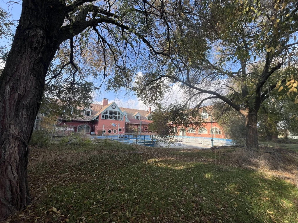 Álmodja újra az egykori Termál Hotel Ligetet! Kiváló lokáció, fantasztikus környezet!