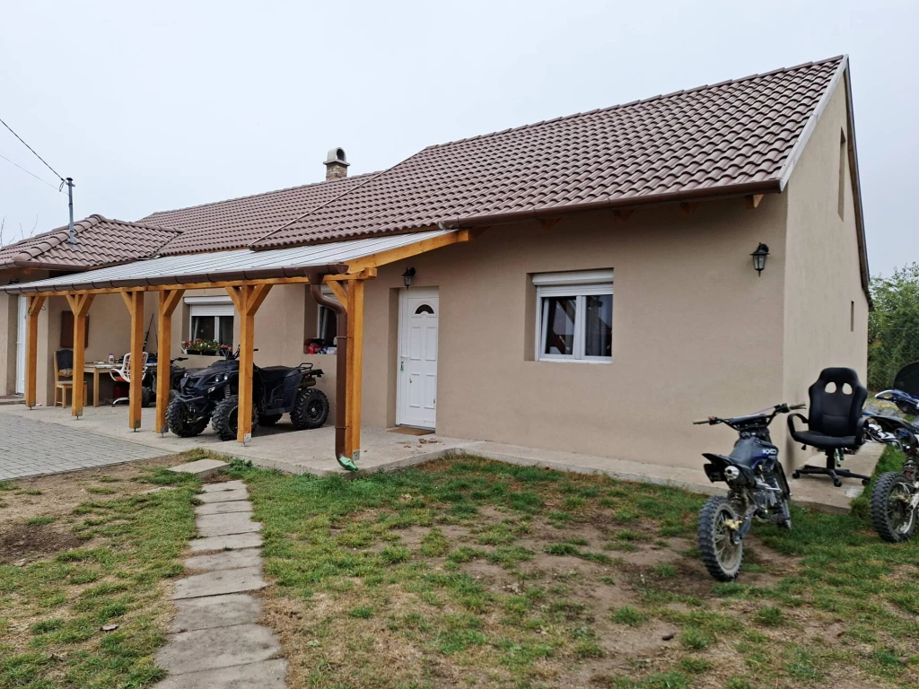 Érden ELADÓ  egy 100 nm-es, két lakóegységből álló családi ház!