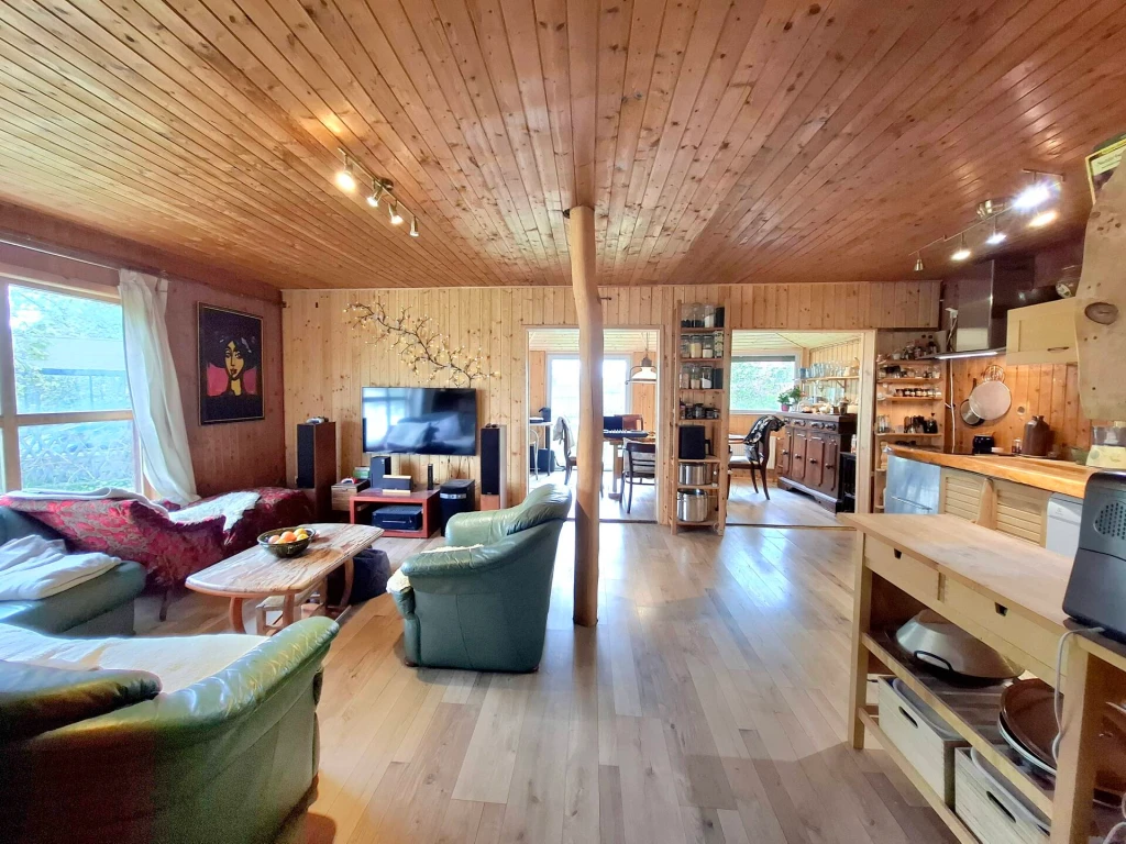 Érd Vincellér éa Parkváros határán eladó, ez az egyedi, igazán otthonos hangulatú családi ház!