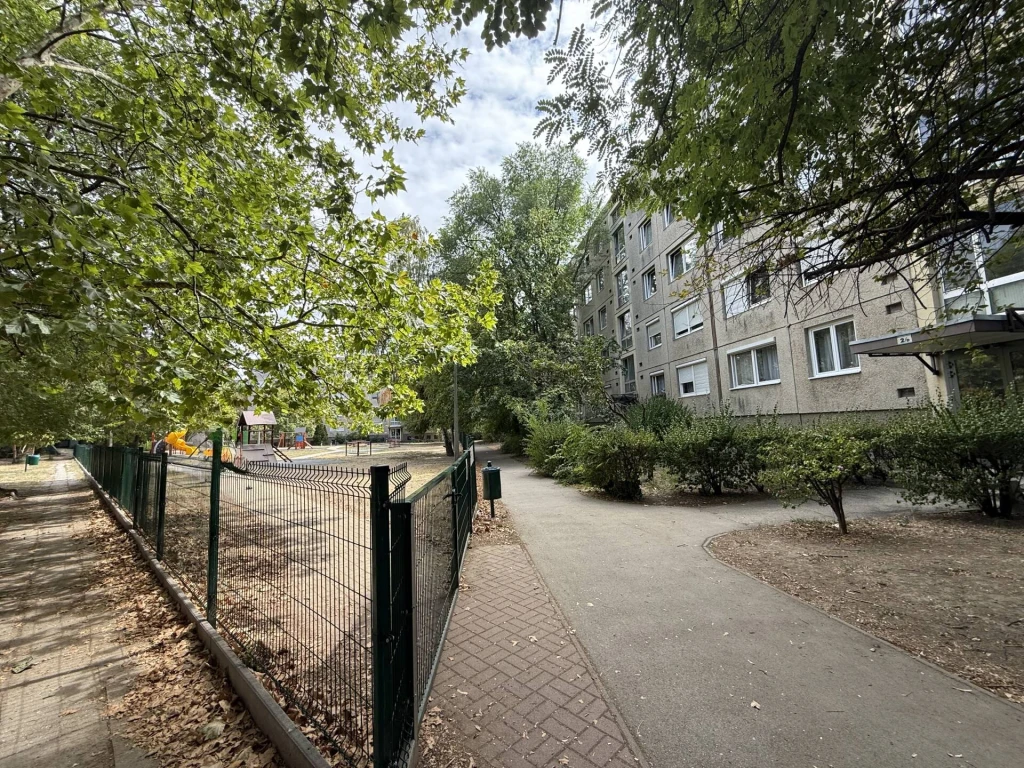 Két szobás felújított lakás Érd szívében !