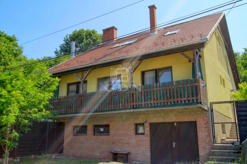 Eladó családi ház, Baracska, Háromszintes családi ház
