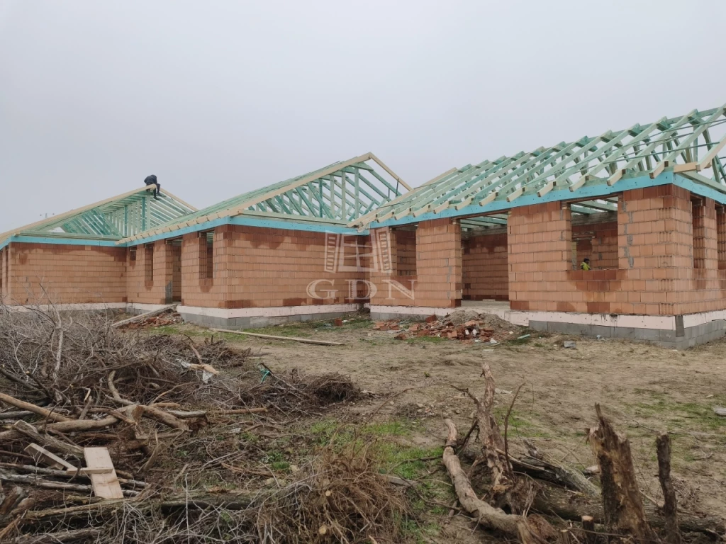 c3-1-name c2-82-name, Dunaharaszti, Felsőváros, Pillangó lakópark közelében