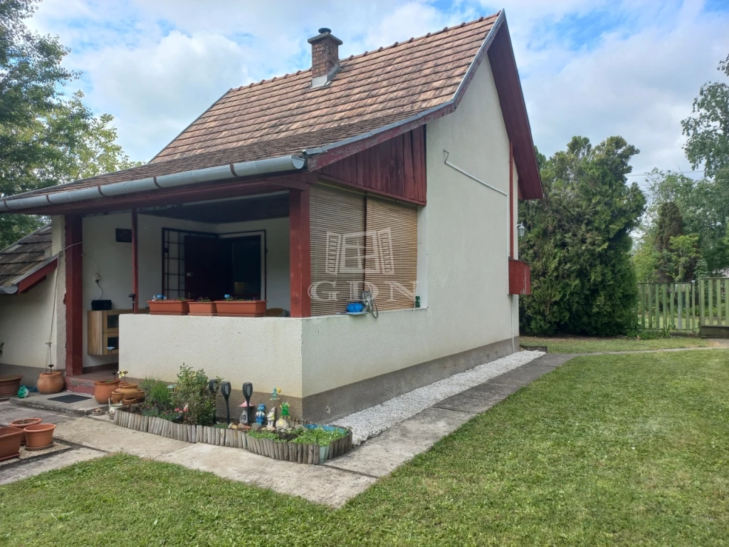Eladó üdülő, nyaraló, Kunpeszér, Csatornához közel
