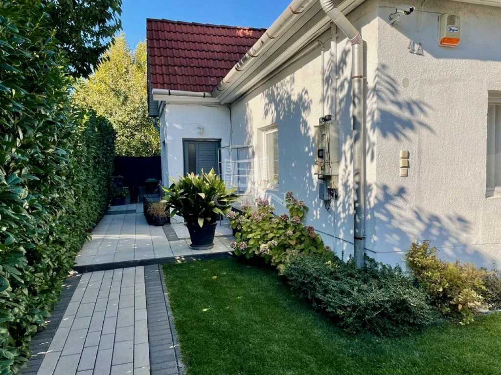 Eladó családi ház, Budapest XXII. kerület, Budafok, Felújított, kertkapcsolatos ház!