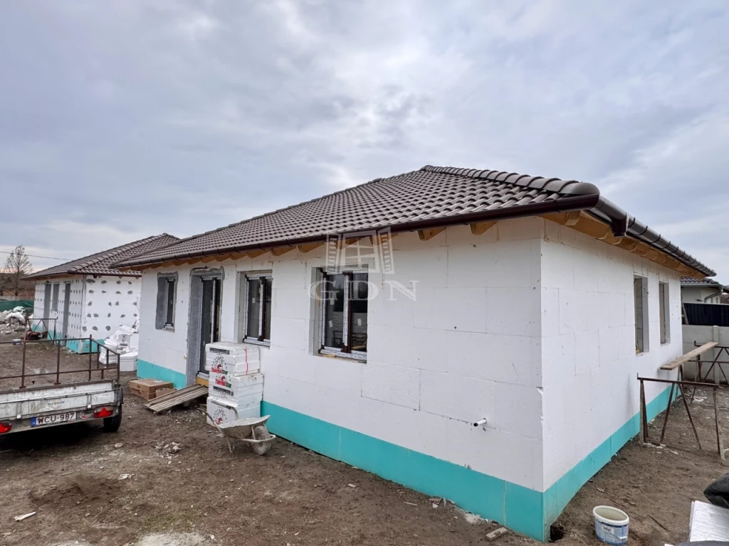 Eladó ikerház, Áporka, EGYSZINTES, ÚJÉPÍTÉSŰ IKERHÁZ!