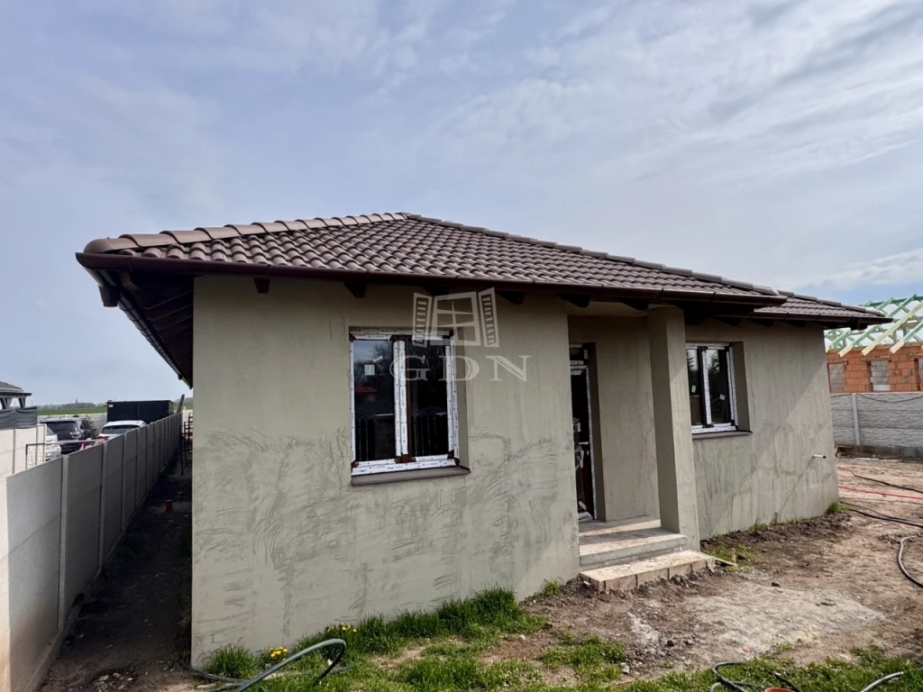 c3-1-name c2-2-name, Áporka, EGYSZINTES, ÚJÉPÍTÉSŰ IKERHÁZ!