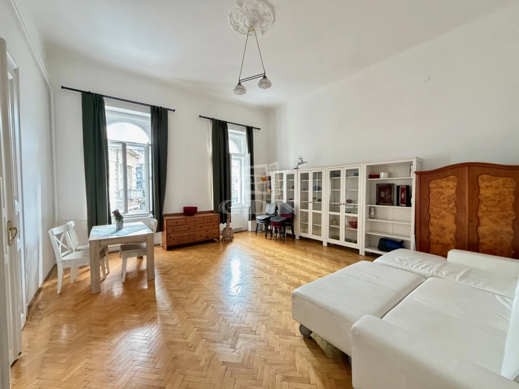 Eladó téglalakás, Budapest VI. kerület, Nagykörúton belüli terület, Nagymező utcánál eladó lakás