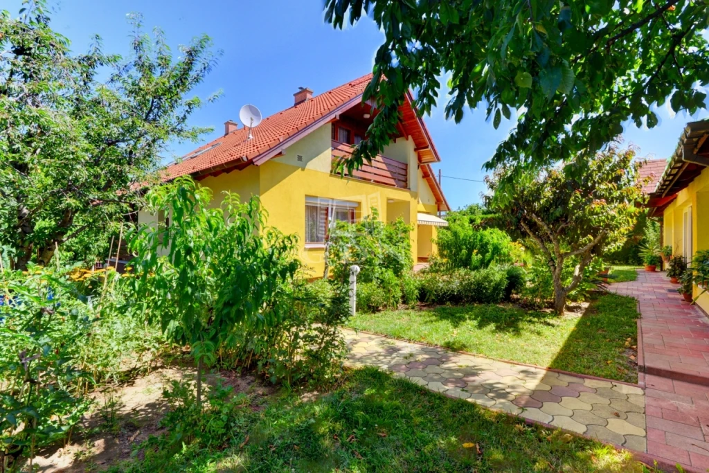 Eladó családi ház, Budapest XXII. kerület, Budafok-Rózsavölgy, Ház + Wellness épülettel együtt!