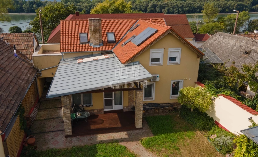 c3-1-name c2-1-name, Vác, Belváros, Duna-part közelében