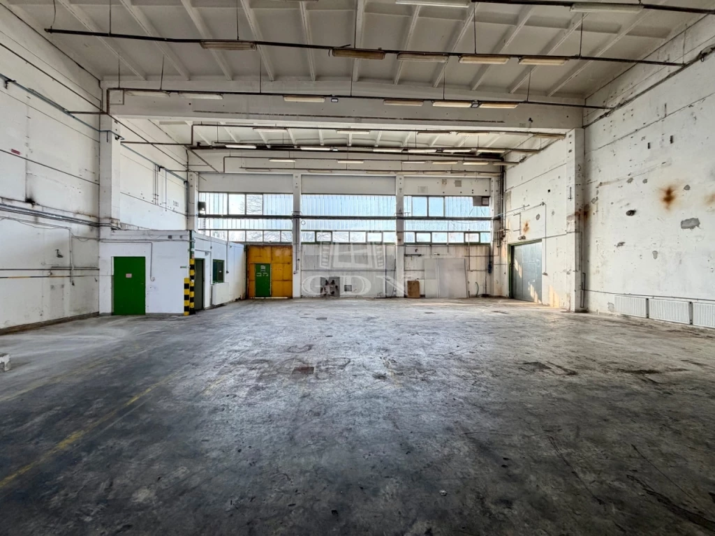 Kiadó raktár, Vác, Ipari környezetben, Vác szélén