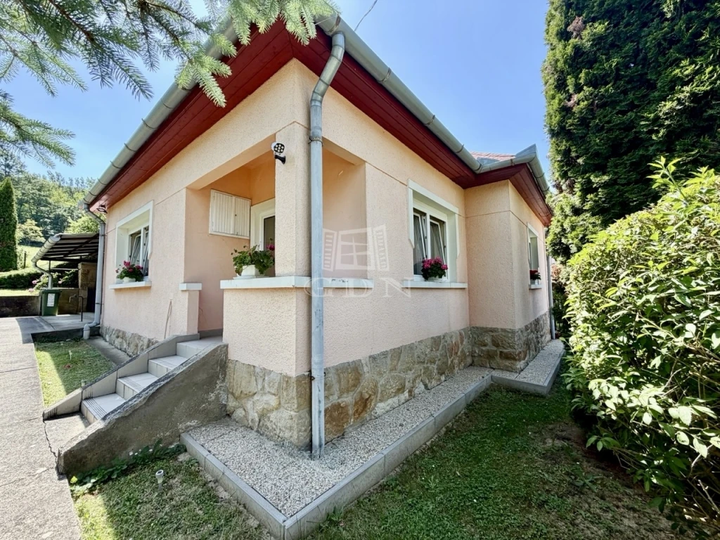 c3-1-name c2-1-name, Alsópetény, Erdő mellett