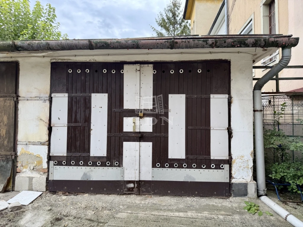 Eladó egyedi garázs, Vác, Belváros