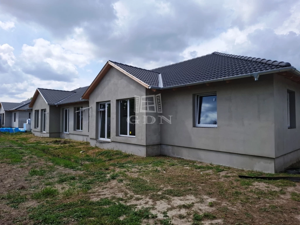 Eladó sorház, Kiskunlacháza, Pest megye