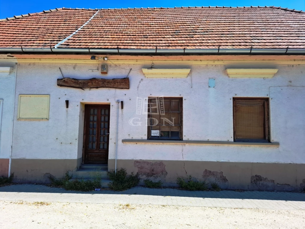 Eladó sorház, Tököl, Belváros, Kossuth Lajos utca