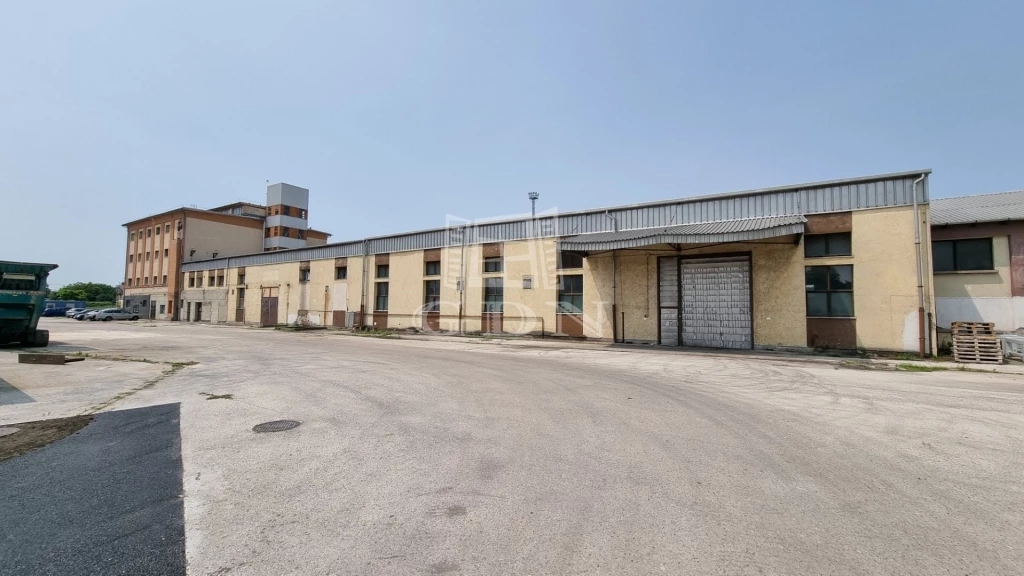 Kiadó egyéb kereskedelmi-ipari, Székesfehérvár, Váralja, Váralján