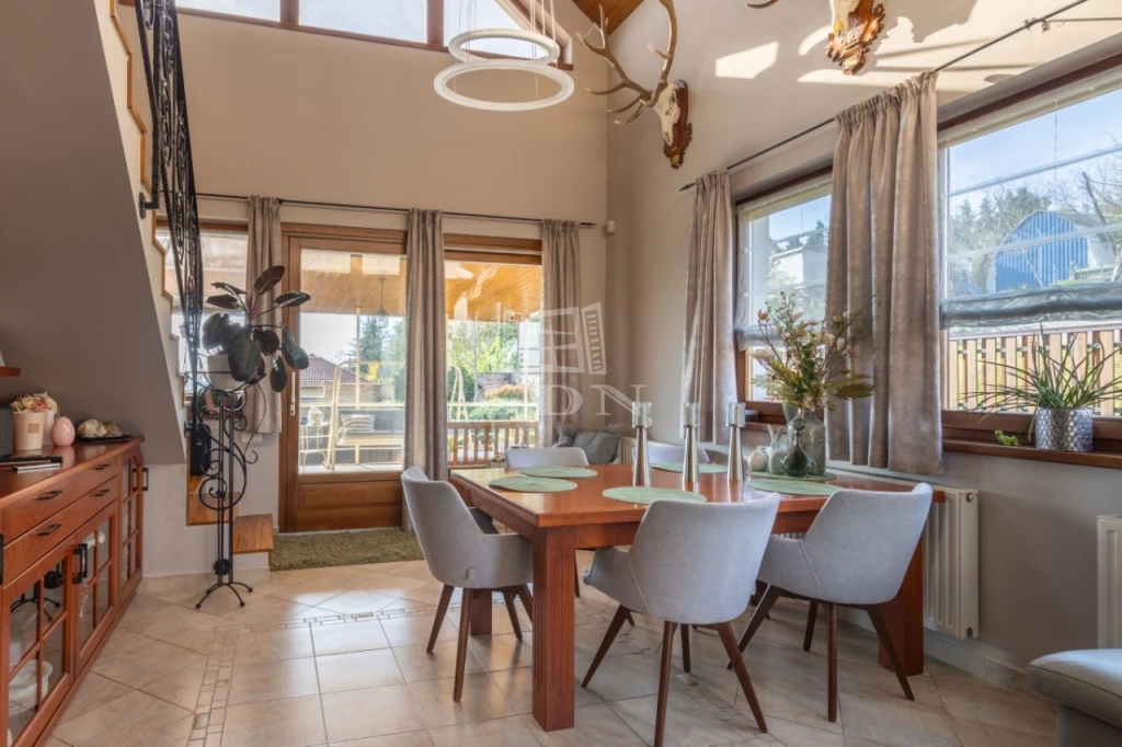 c3-1-name c2-1-name, Pákozd, panorámás családi ház