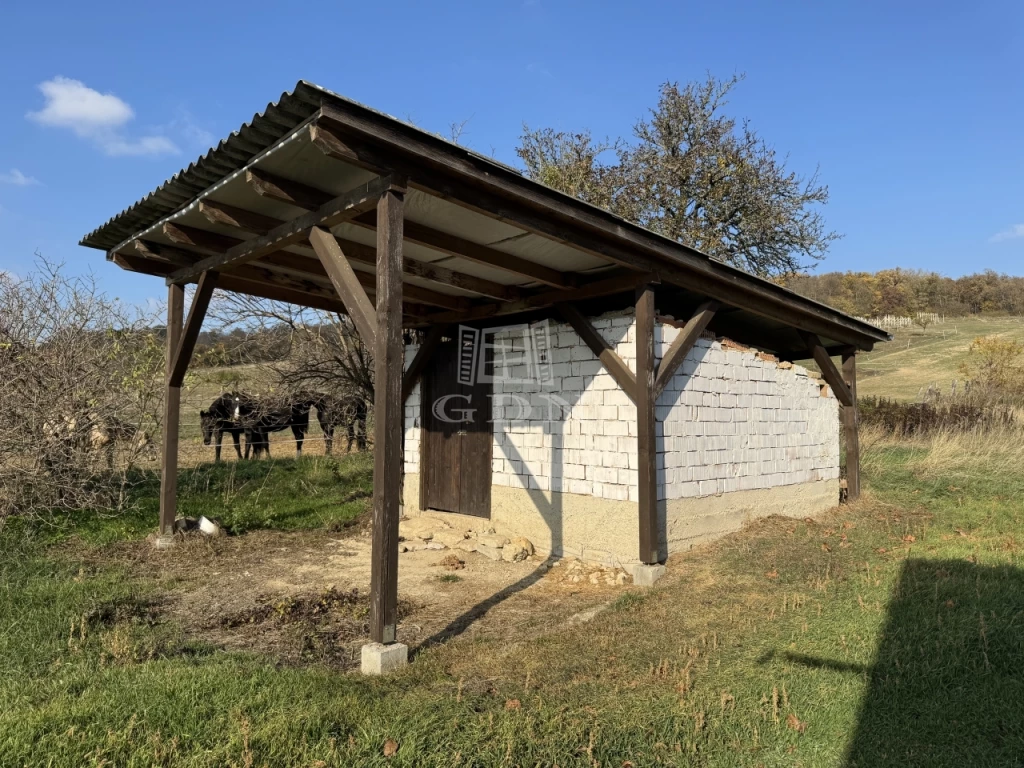 For sale periphery plot, Csákvár, erdő szomszédságában