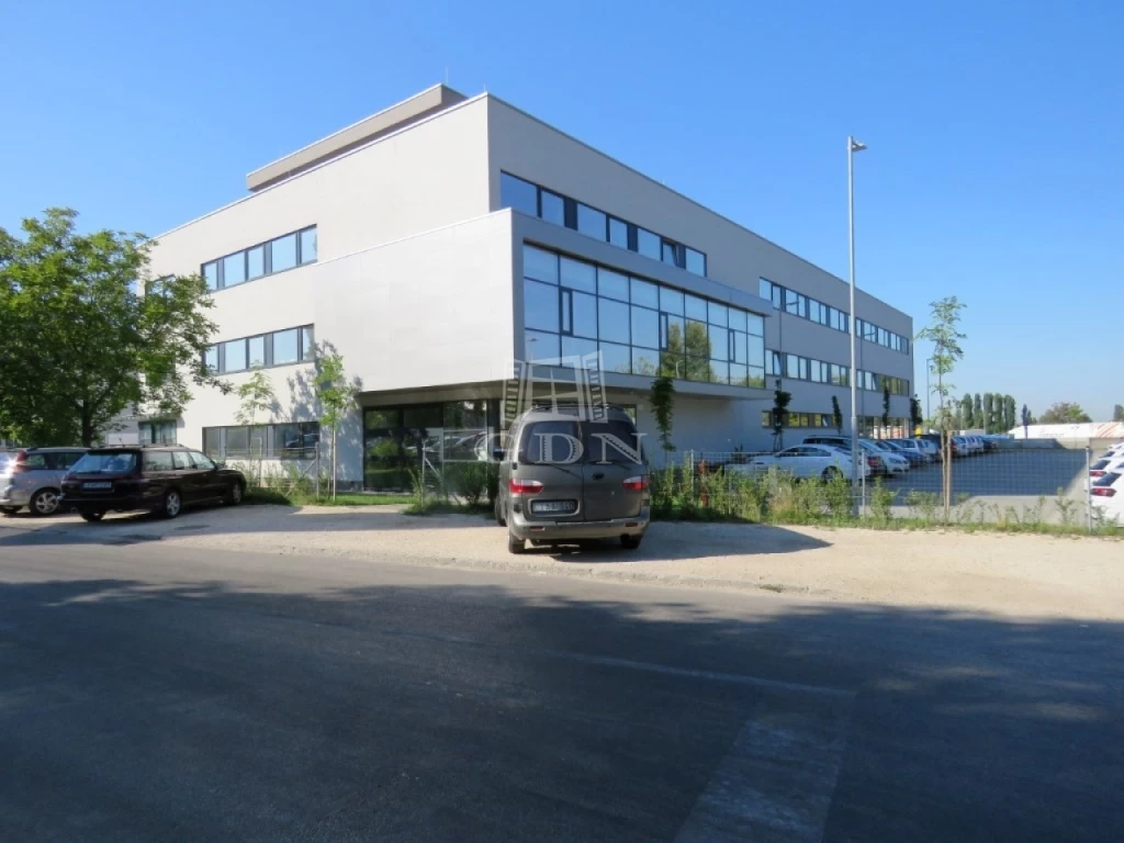 Kiadó iroda, irodaház, Székesfehérvár, Vasútállomás  közelében