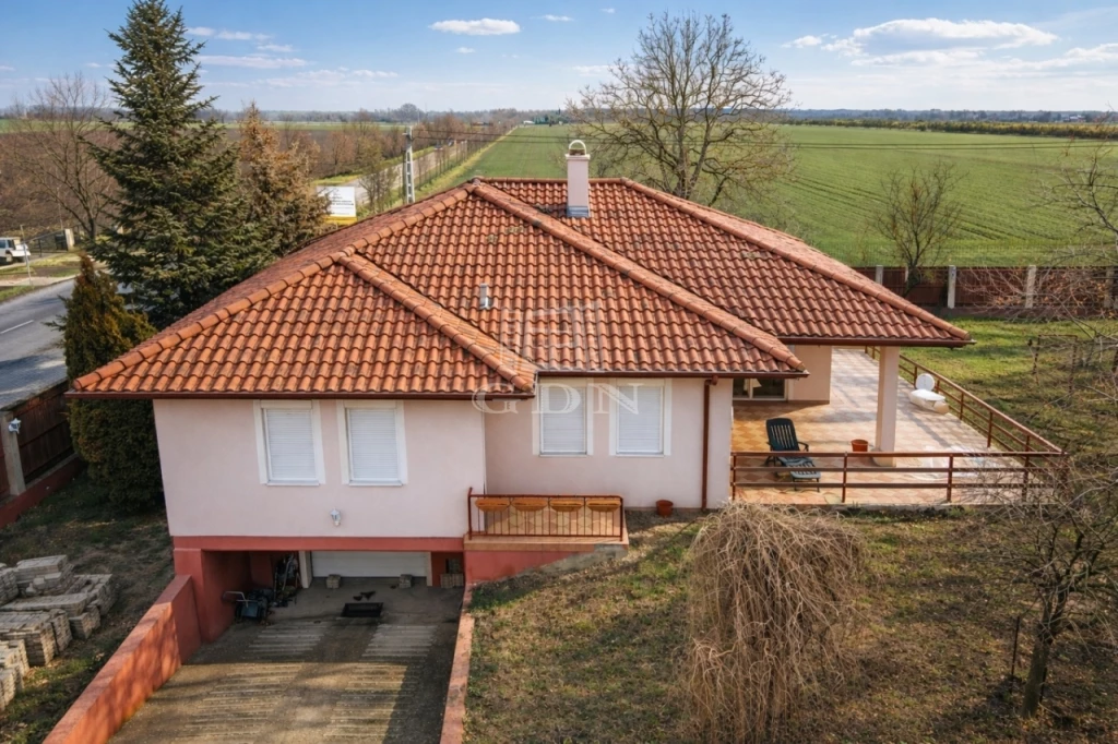 Eladó családi ház, Úrhida, elején