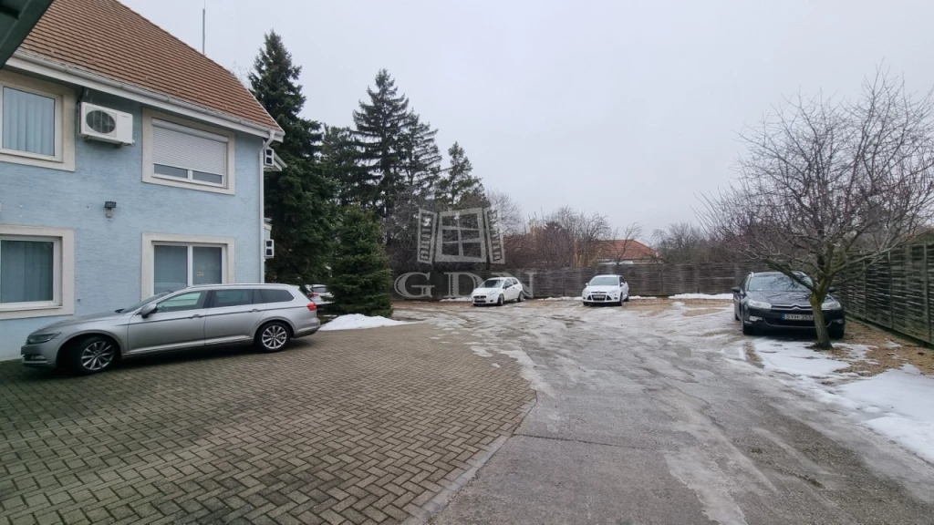 Kiadó raktár, Székesfehérvár, Vezér és Író utcák környéke, Kadocsa utcában