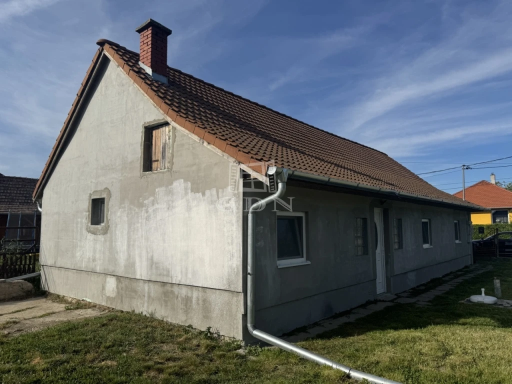 Eladó családi ház, Soponya, központhoz közel