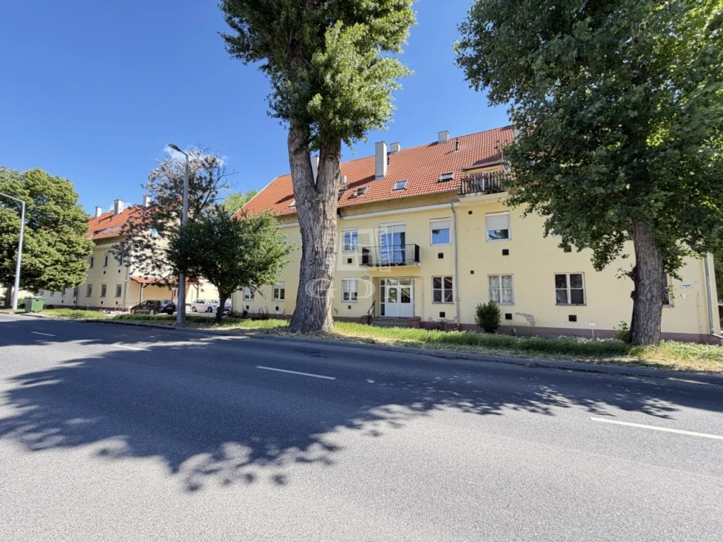 Eladó téglalakás, Székesfehérvár, Köfém lakótelep, Zombori utca