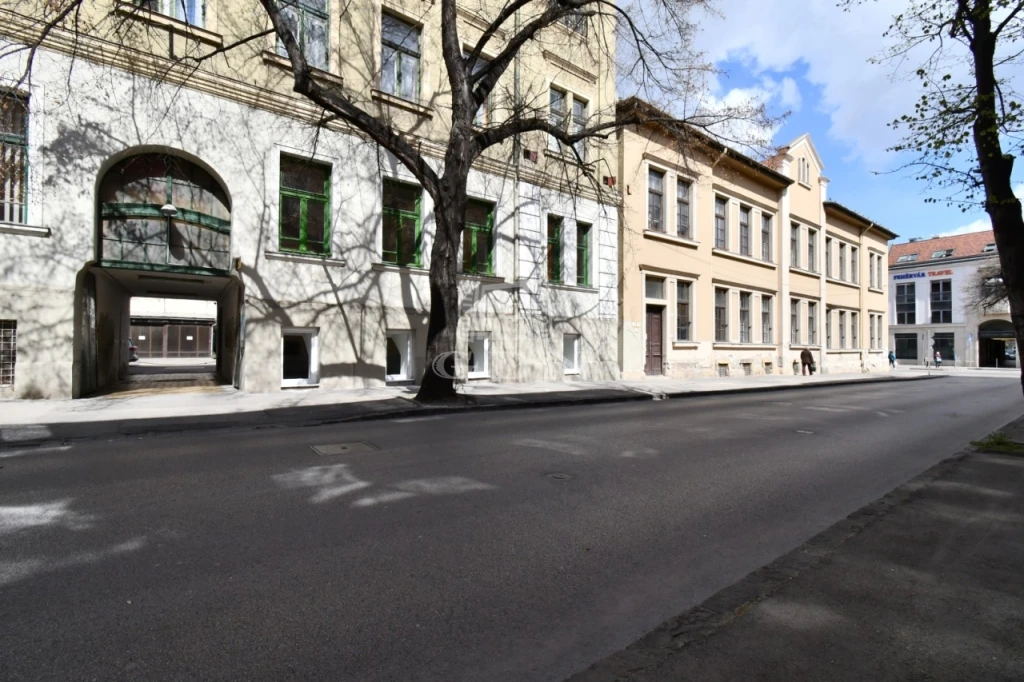Eladó üzlet, Székesfehérvár, Történelmi belvárosban