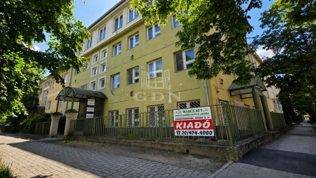 c3-2-name c2-68-name, Székesfehérvár, Víziváros, Móricz Zsigmond utca