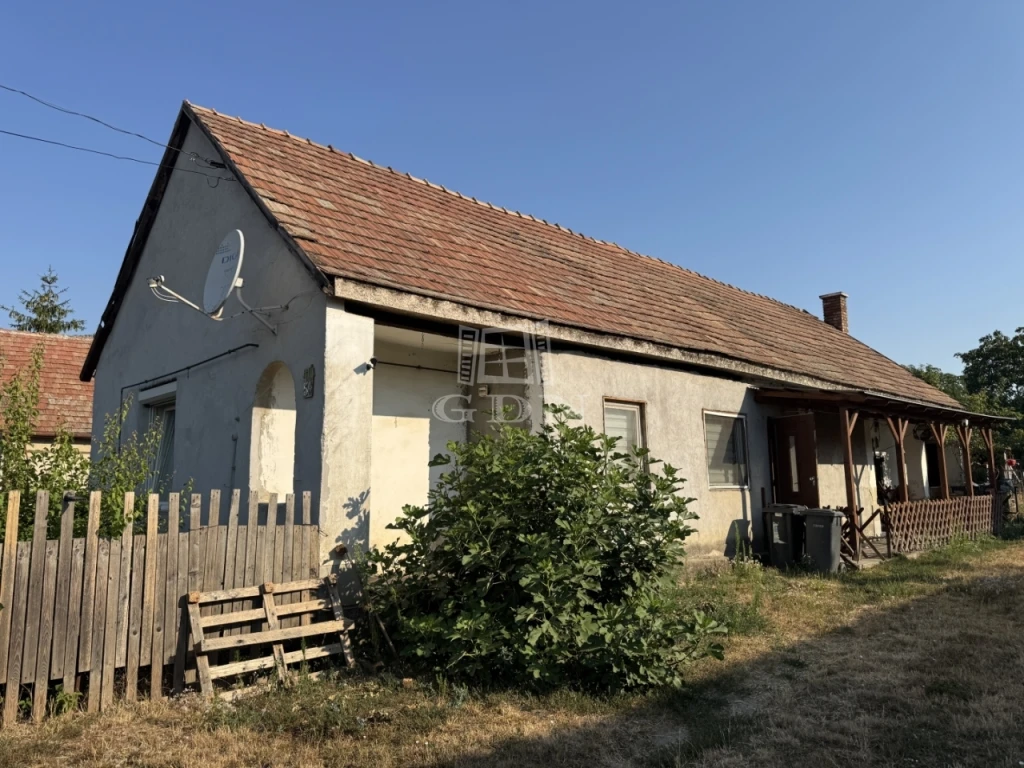 Eladó családi ház, Sárosd, központ közeli