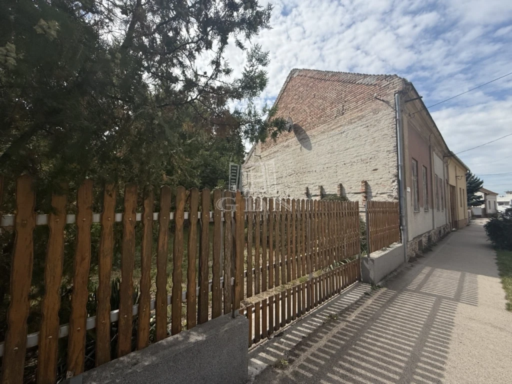 Eladó családi ház, Székesfehérvár, Belváros közelében