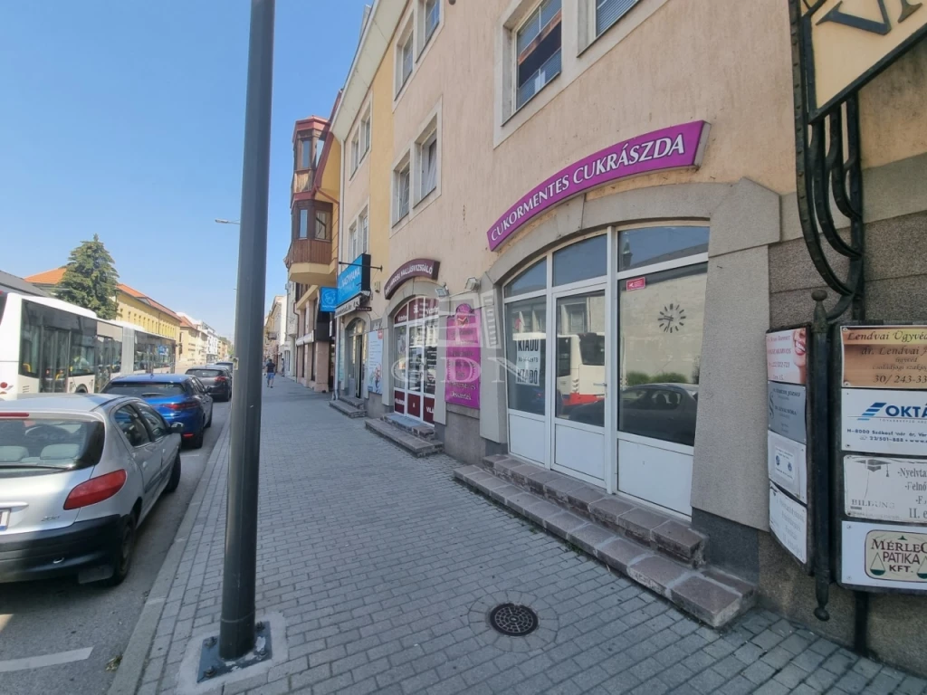 Kiadó üzlet, Székesfehérvár, Várkörúton
