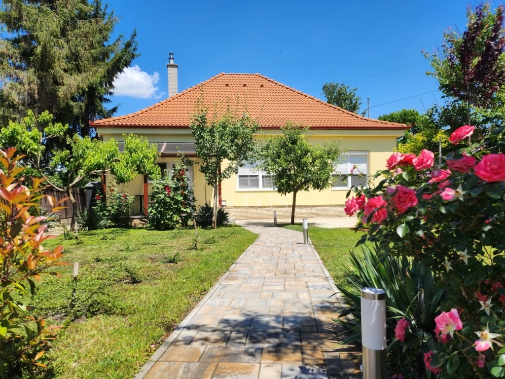 Kiadó családi ház, Komárom, Belváros, Belváros