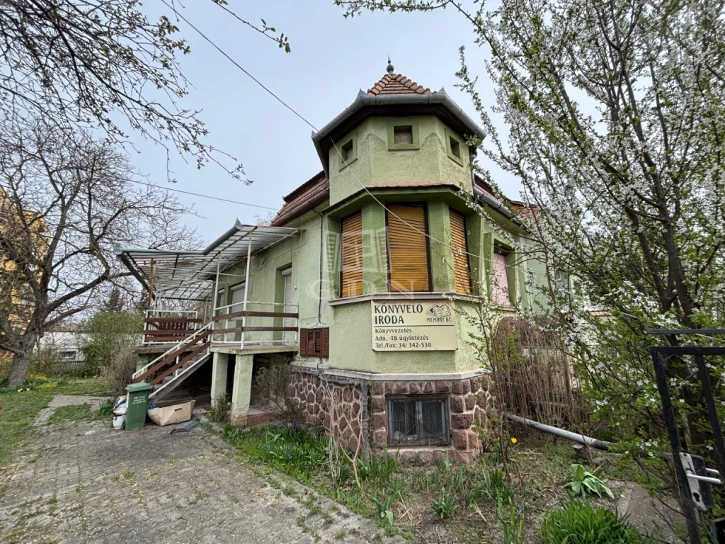 c3-1-name c2-1-name, Komárom, Mártírok útja