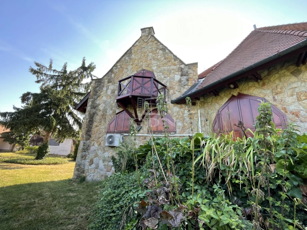 Eladó családi ház, Solymár, Templom tér környéke, Templom tér  szomszédsága