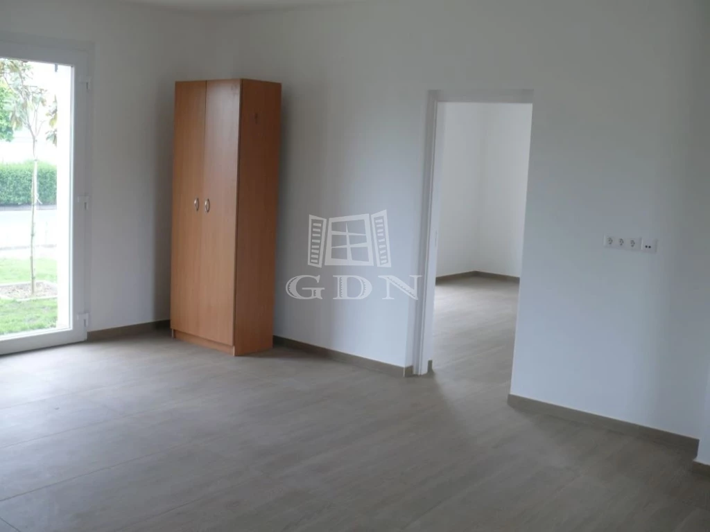 For rent store, Kiskunfélegyháza, Kossuthváros, Városi Sportcsarnok közelében