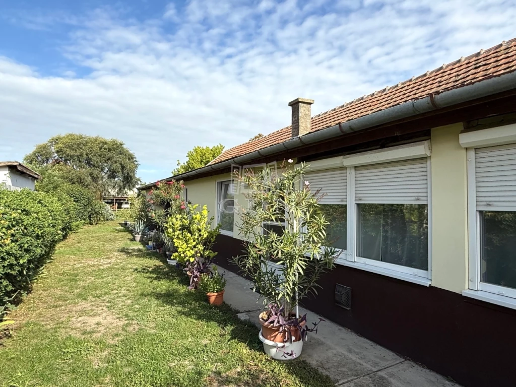 c3-1-name c2-1-name, Izsák, Református templom környéke