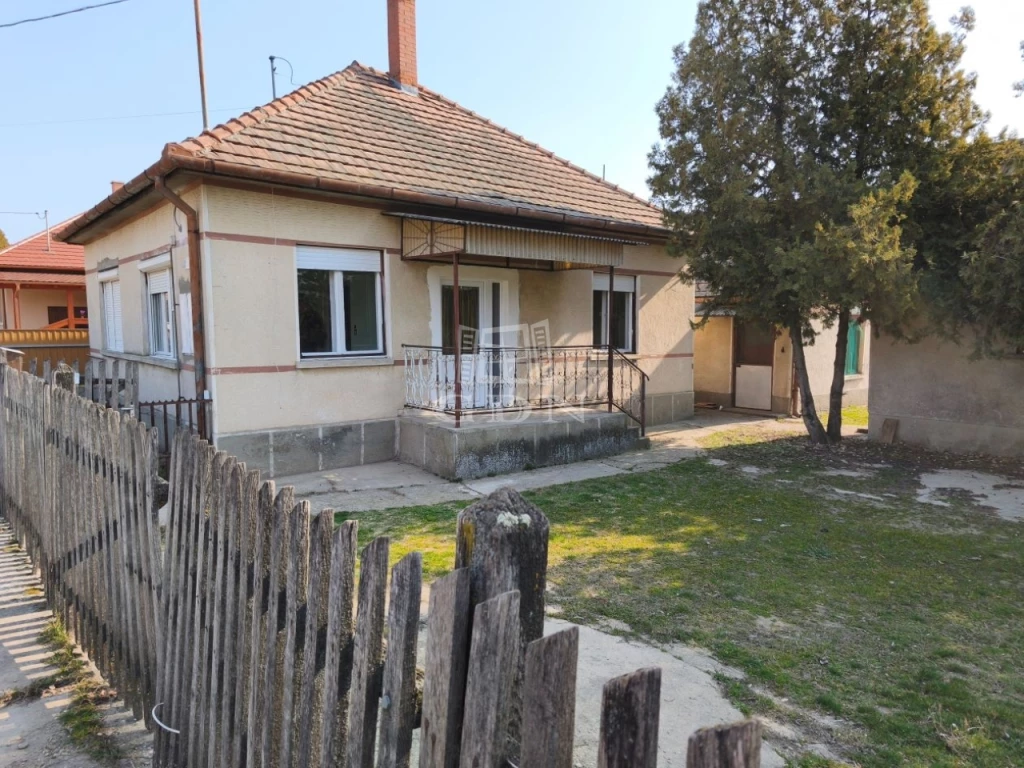 For sale house, Felsőlajos, Fekete István Ált Iskola környéke